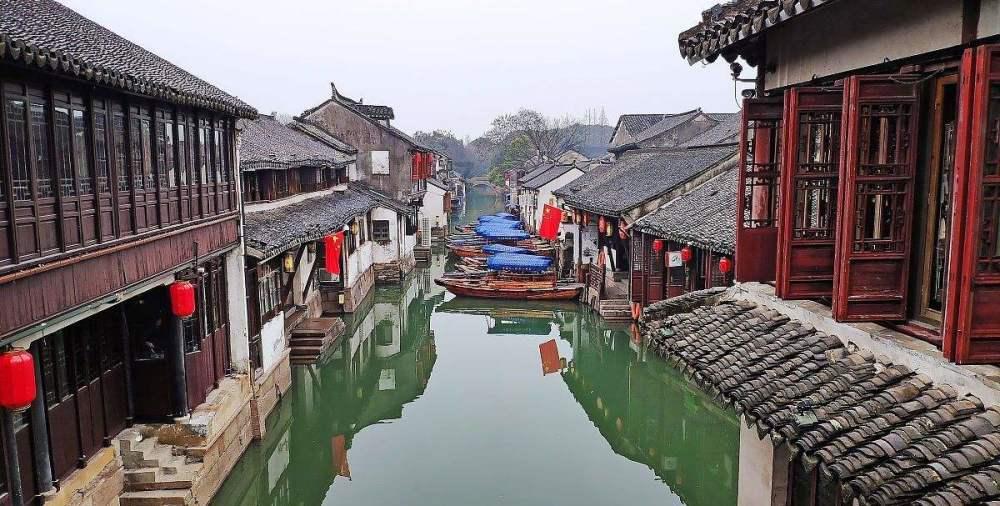 南京大学校园内有哪些地标性建筑？